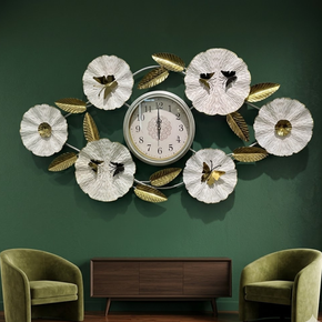 Horloge Murale en Fer avec Fleurs Blanches et Feuilles Dorées
