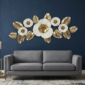 Décoration Murale Luxueuse : Fleurs Blanches & Finitions Laiton Doré